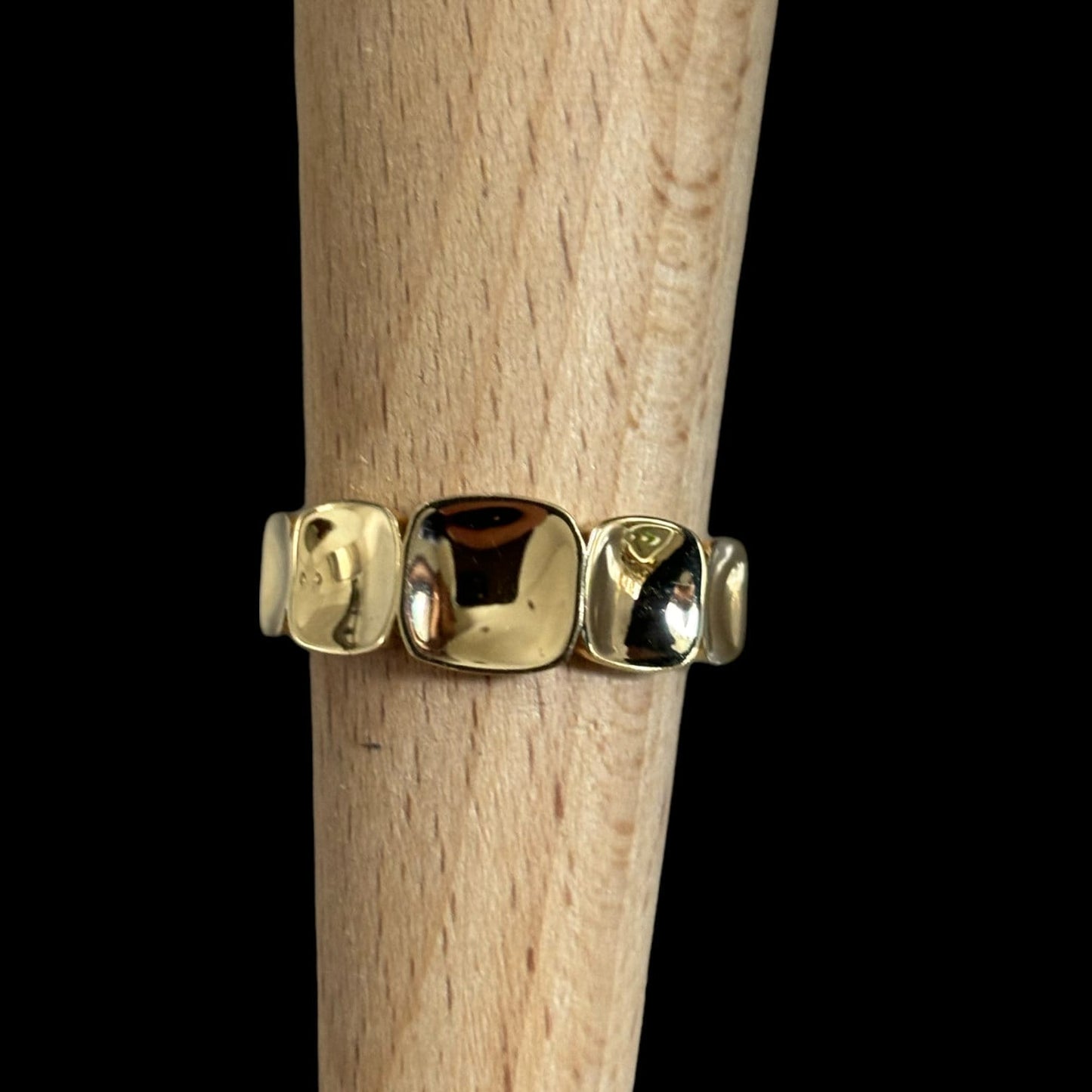 18k Incrementally Sized Rounded Edged Squares Gold Ring Facing Straight