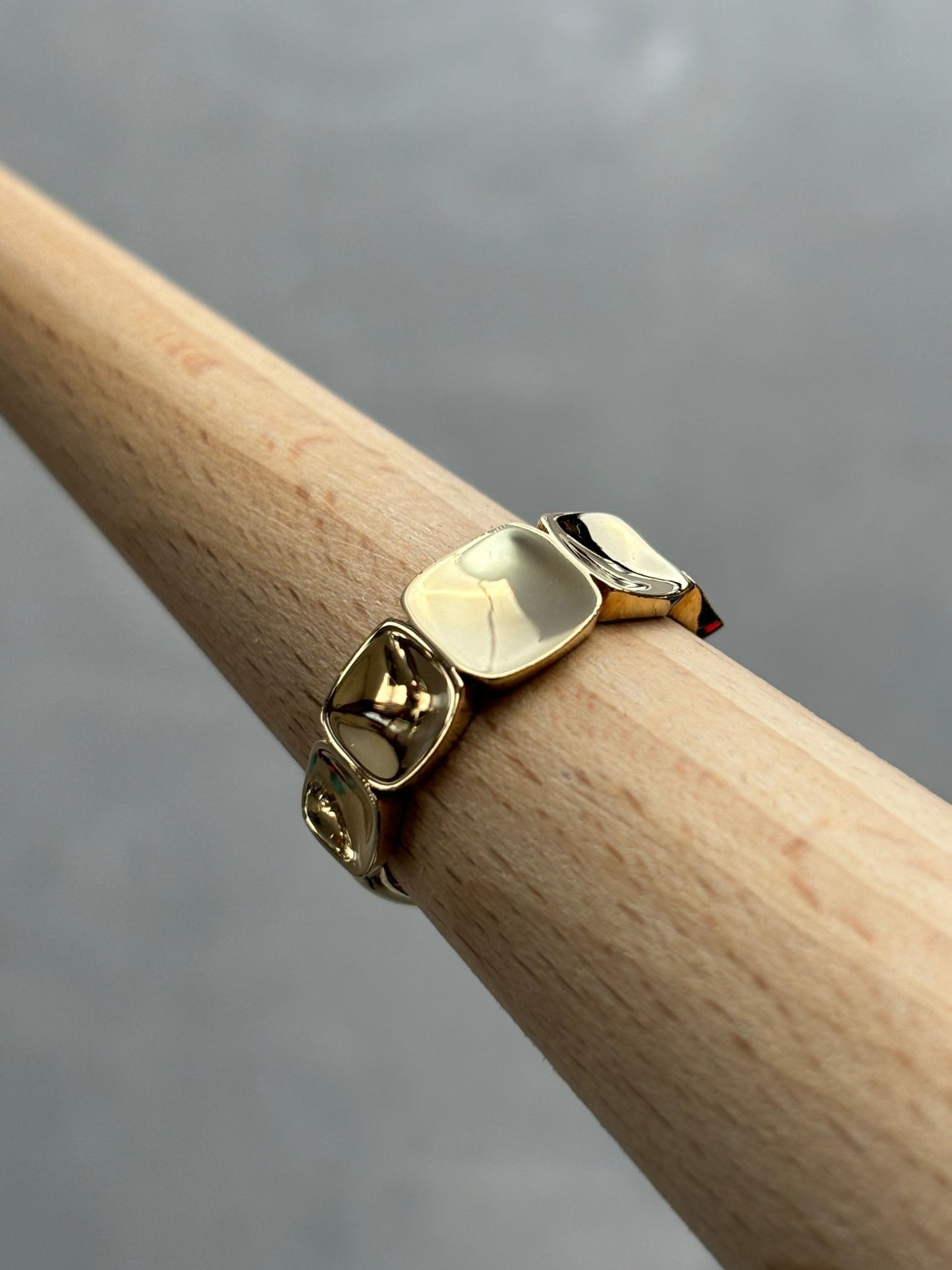 18k Incrementally Sized Rounded Edged Squares Gold Ring on a mannequin finger