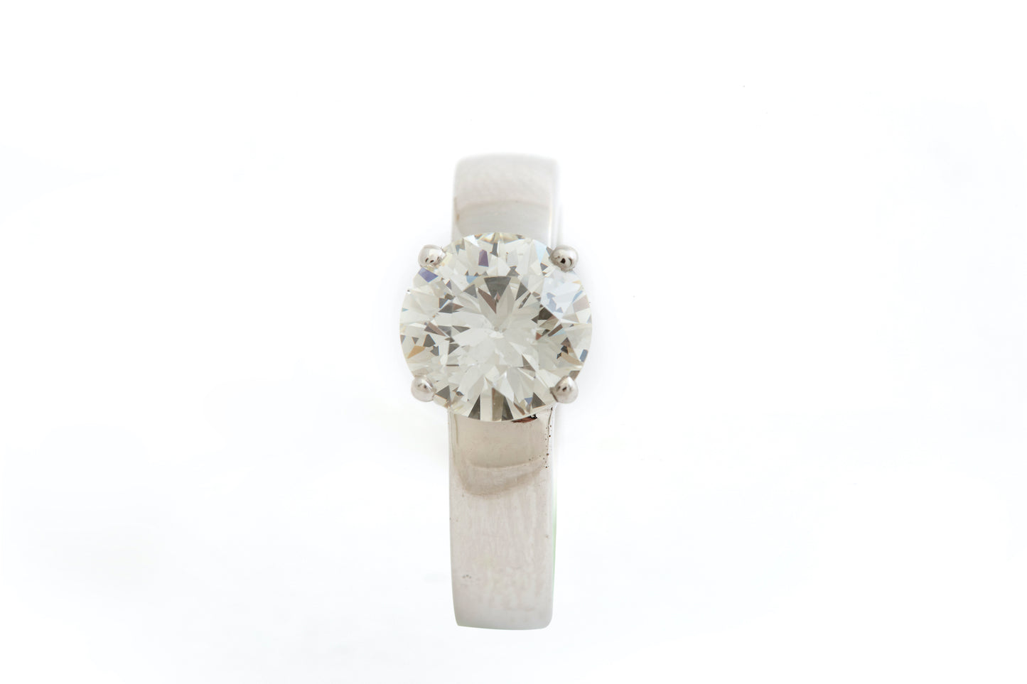 18k White Gold Ring With Diamond