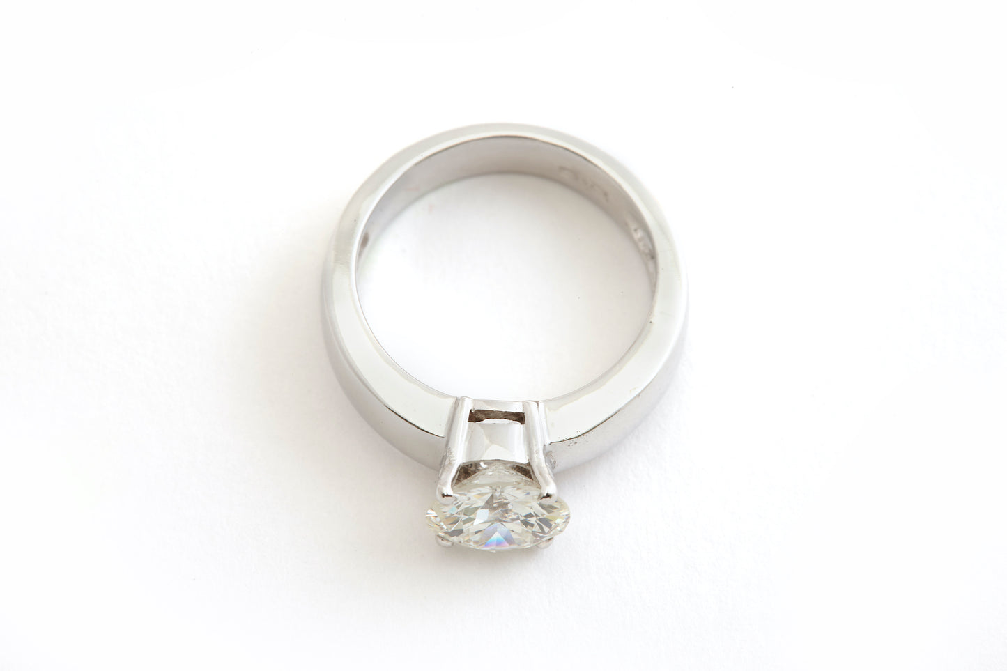 18k White Gold Ring With Diamond
