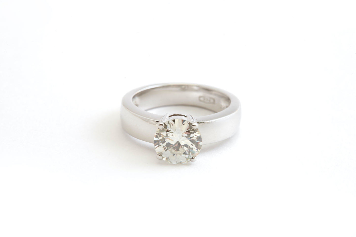 18k White Gold Ring With Diamond