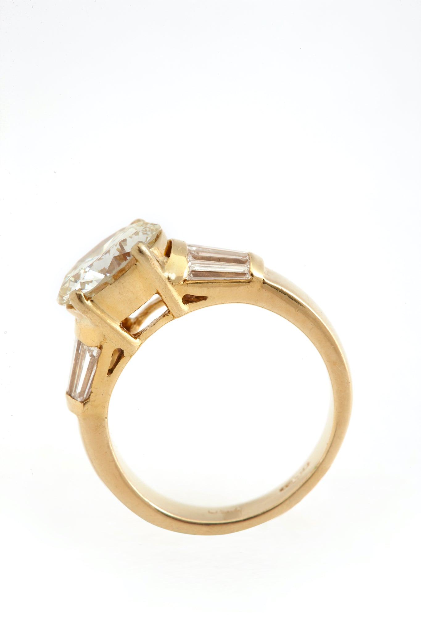 18k Yellow Gold Ring With Diamonds