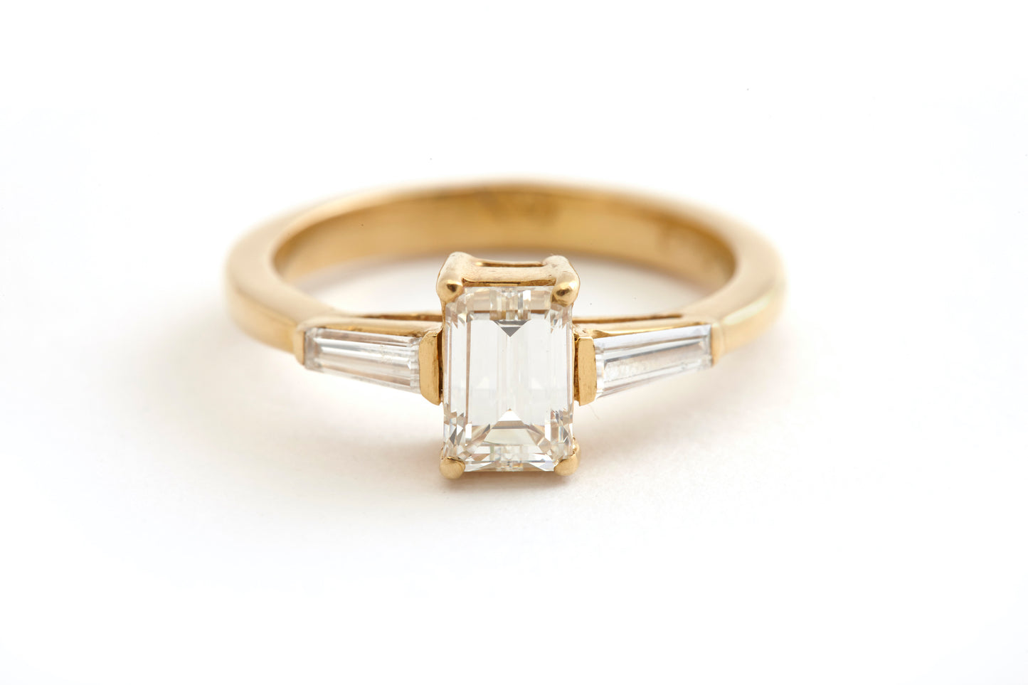 18k Yellow Gold Ring With Diamonds