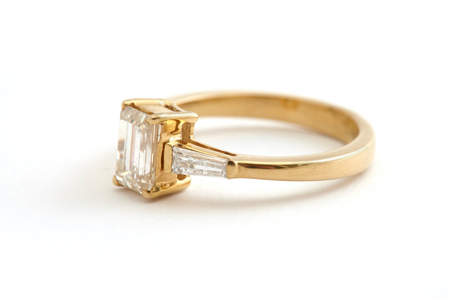 18k Yellow Gold Ring With Diamonds