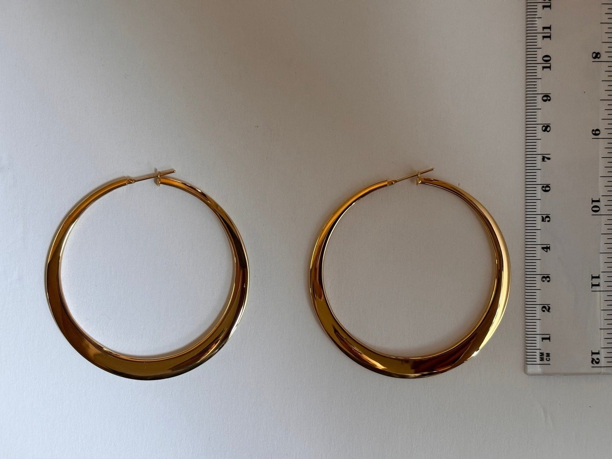 Stylish 18k Gold Hoop Earrings for a Classic Look, 18k Solid Gold Earrings - R. Mouzannar Jewelry