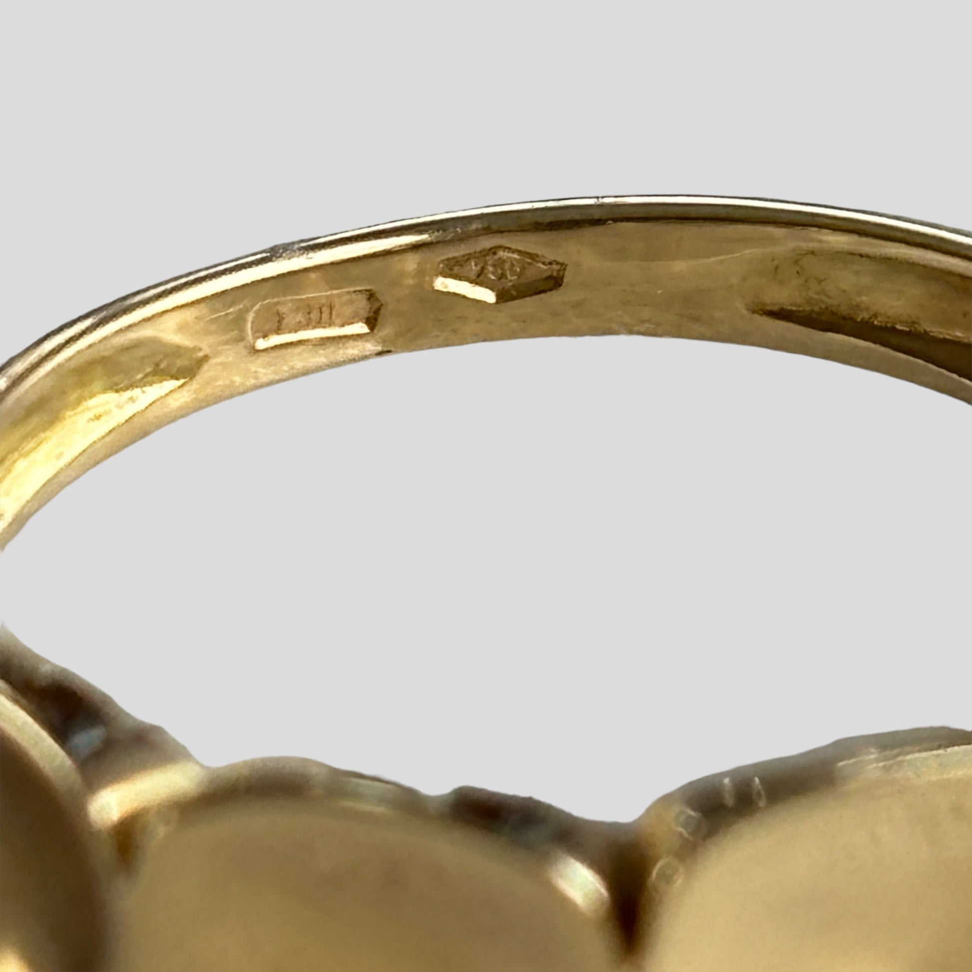 18k Incrementally Sized Rounded Edged Squares Gold Ring Close up showing 750 18k pure gold stamp