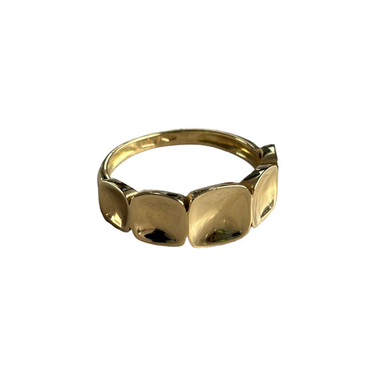 18k Incrementally Sized Rounded Edged Squares Gold Ring Facing Straight