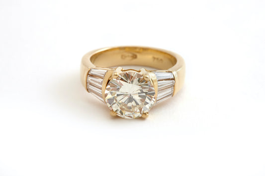 18k Yellow Gold Ring With Diamonds