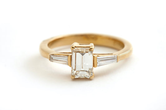 18k Yellow Gold Ring With Diamonds