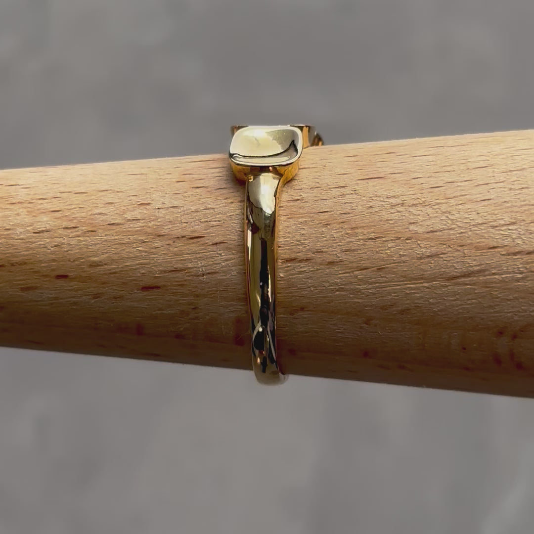 Video of 18k Incrementally Sized Rounded Edged Squares Gold moving and rotating on a mannequin finger